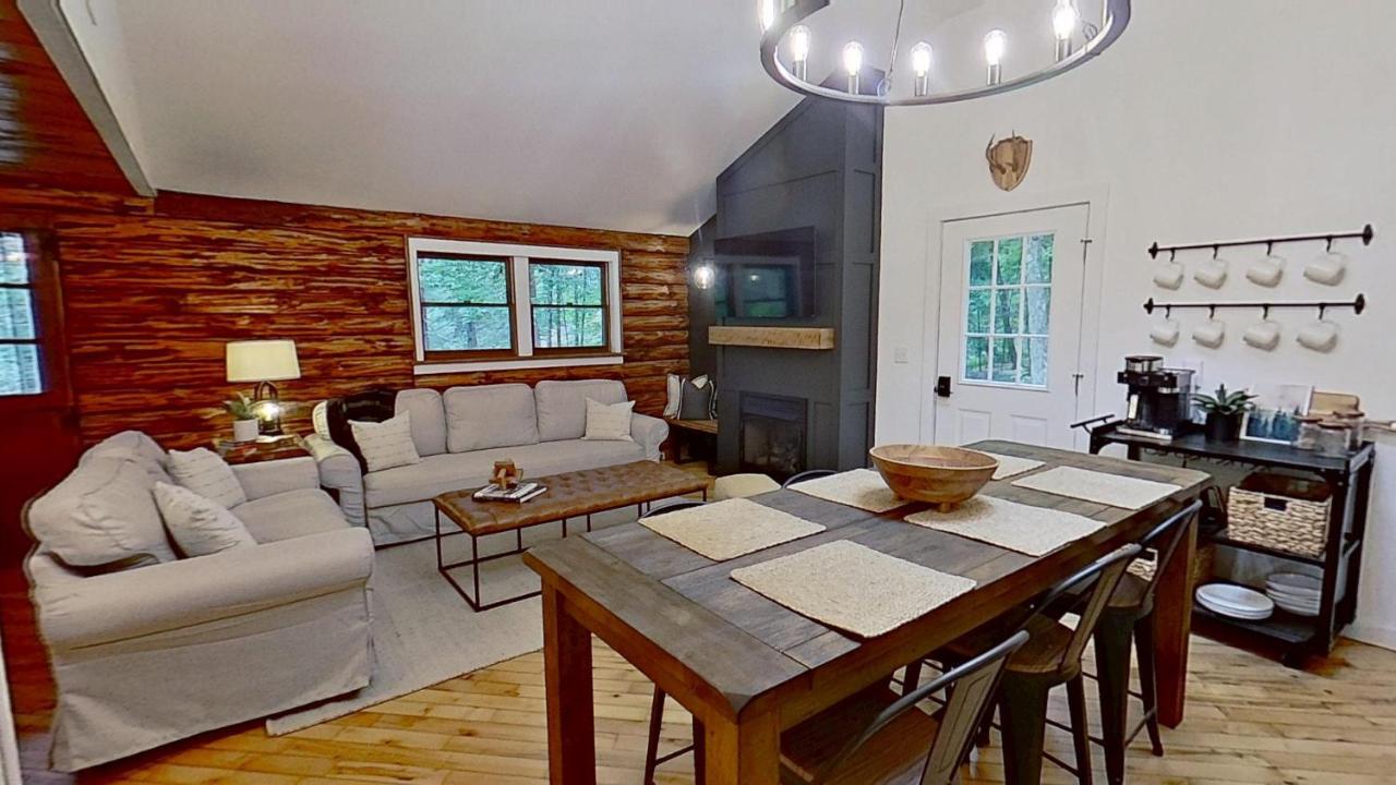 Cozy Berkshires Cabin with Lake, Beach, Hot Tub, Fireplace - The Wilde BNB - Chambres d'hôtes Tolland