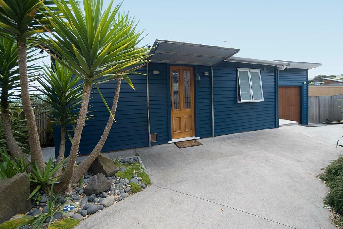 The Lookout - great views - B&B Muriwai Beach