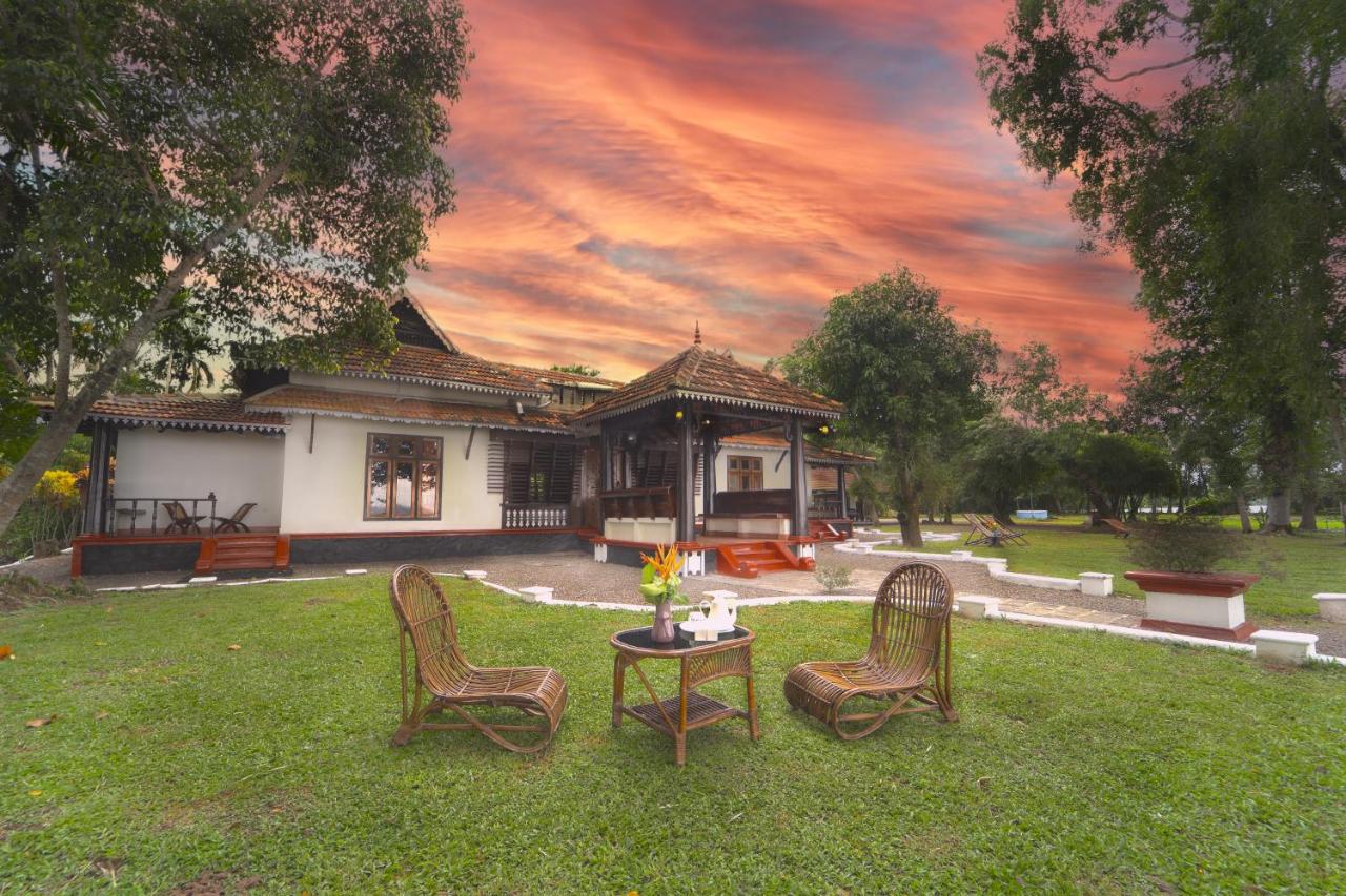 Alaya Stays Vembanad House Heritage Lakeside Villa with Garden - Ferienwohnung Alappuzha