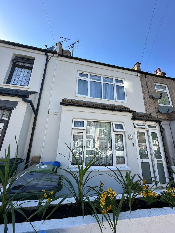 Stunning Contemporary 2 Bed Apartment With Parking - Ferienwohnung London