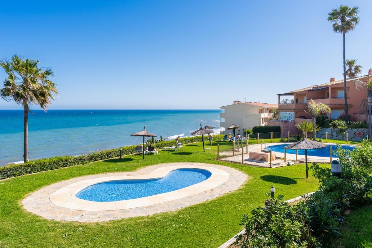 Beachfront 3BR Townhouse with pool in Estepona - Ferienwohnung Estepona