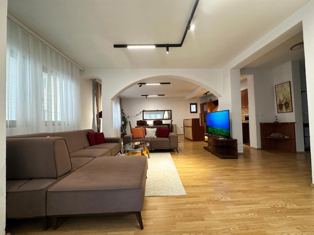 Center of Prishtina - Spacious Apartment - Ferienwohnung Pristina