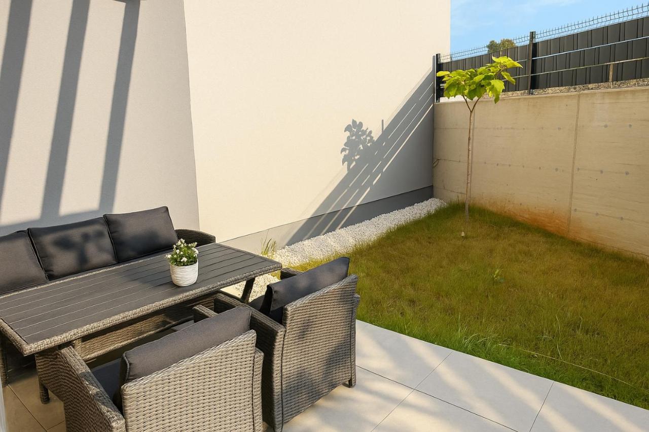 Modern, garden apartment Pula-Vidikovac - Bed and Breakfast Pula