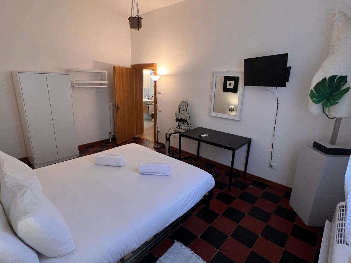 Venice, Arte and Cinema,10 min from Venice,Free Parking,WiFi, Via Nervesa 4 - B&B Mestre