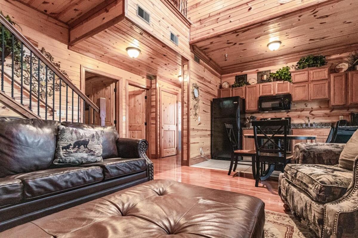 Summer Getaway w Grill Hot Tub & Resort Pool - Chambres d’hôtes Pigeon Forge