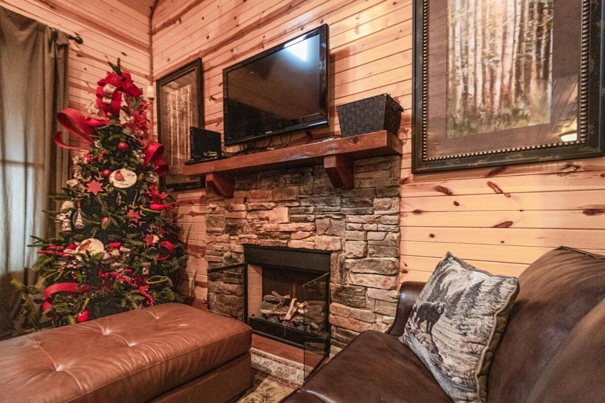 Summer Getaway w Grill Hot Tub & Resort Pool - B&B