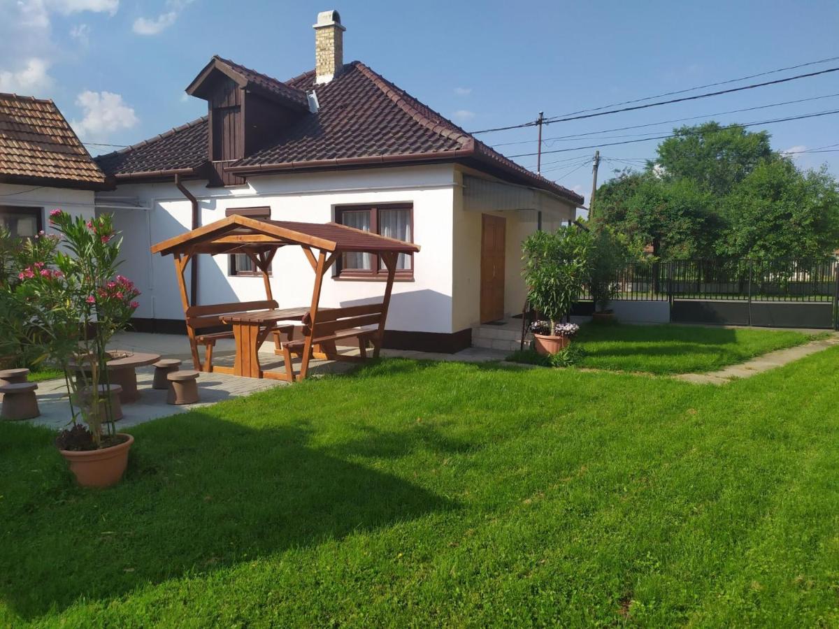 Jolanda Vendégház - Ferienwohnung Hajduszoboszlo