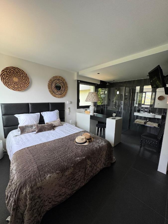 Deluxe Double Room (1 adult + 1 child)