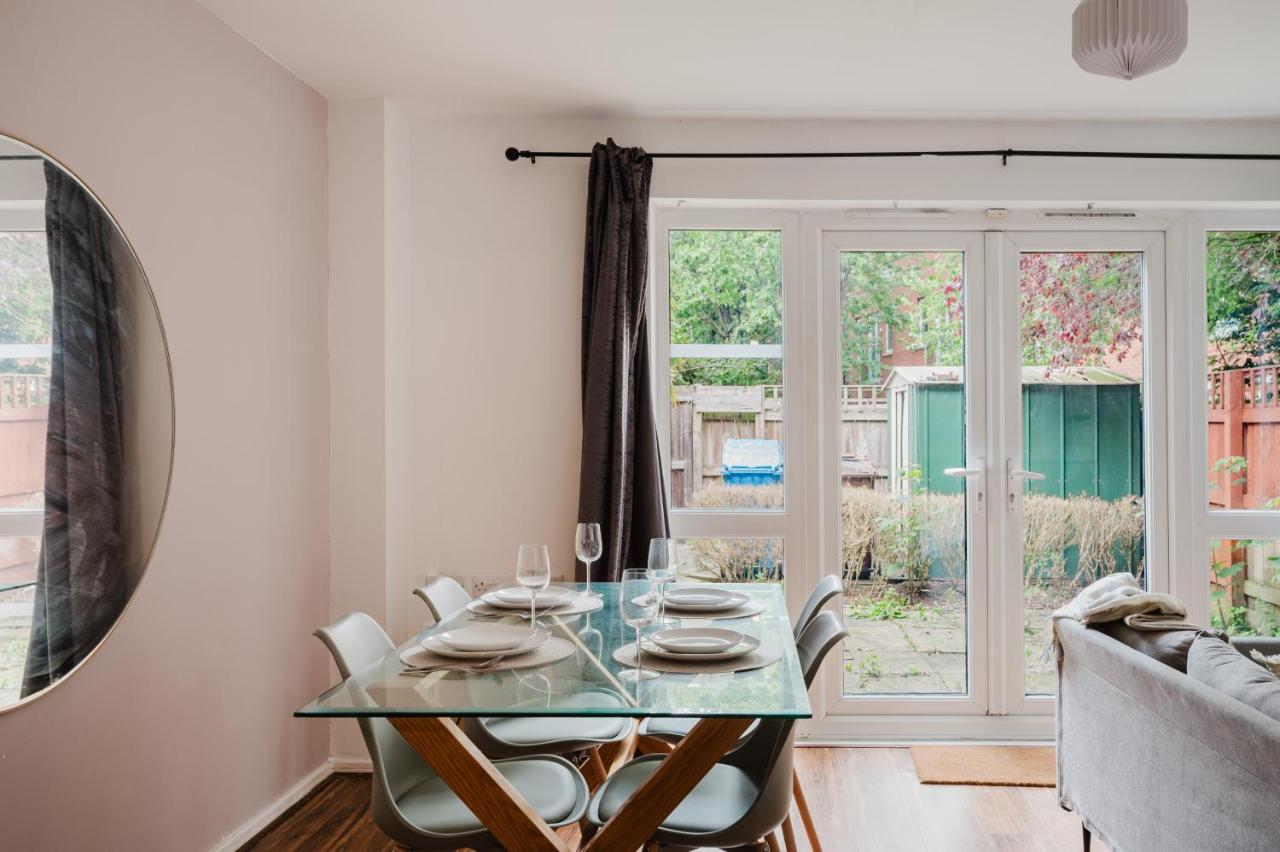 Stylish 4 bedroom home with WIFI, Free Parking and close to Old Trafford - B&B