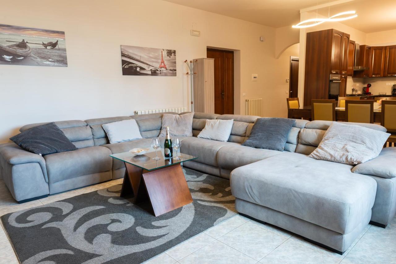 Modern Home! 2 Min Walk to Beach! Sleeps 6! - Chambres d’hôtes Campora San Giovanni