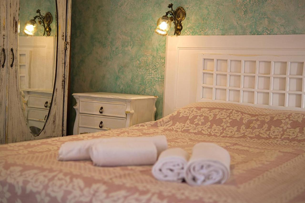 Deluxe Double Room with Side Sea View