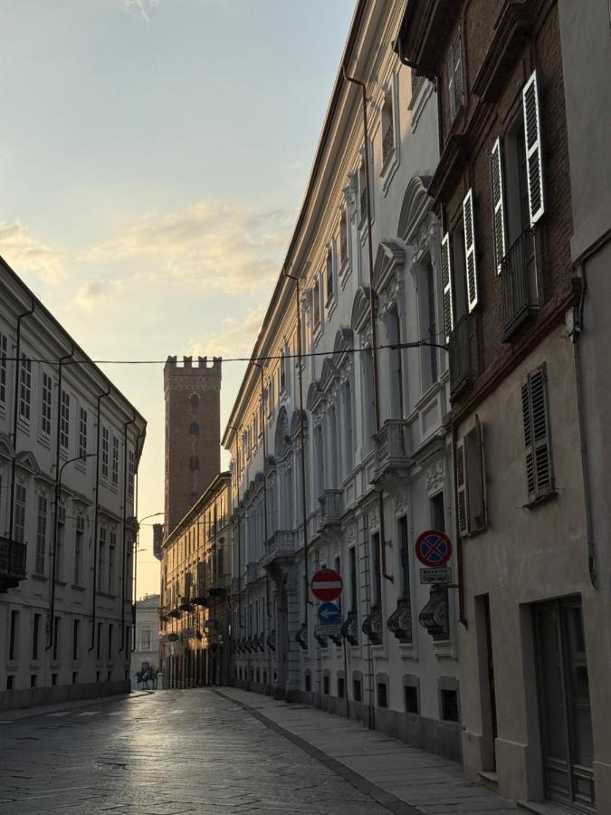 Apartment Corso Alfieri from 1700s AC & Queen Bed - Ferienwohnung Asti