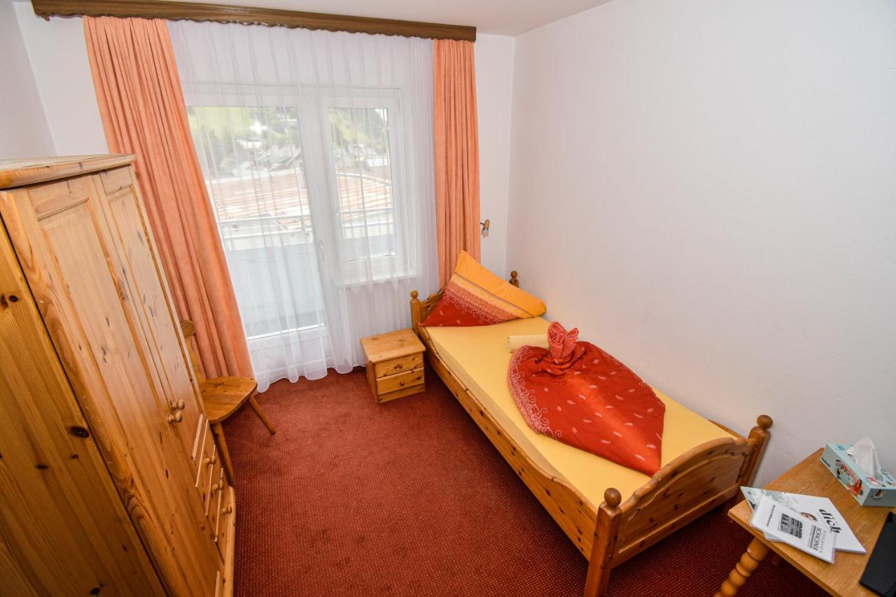 Eenpersoonskamer met Gedeelde Badkamer en Toilet