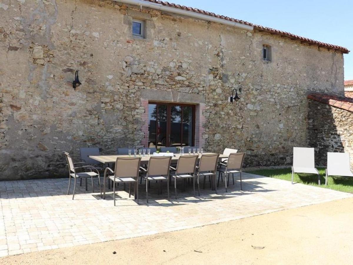 Gîte de charme avec piscine couverte, idéal pour 10 pers., PMR, proche Puy du Fou, grand jardin, loisirs - FR-1-426-428 - B&B