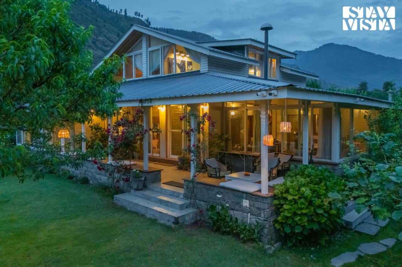 StayVista at Mayflower Aramgarh in middle of Orchards with Lawn, Bonfire, BBQ - Chambres d’hôtes Manāli