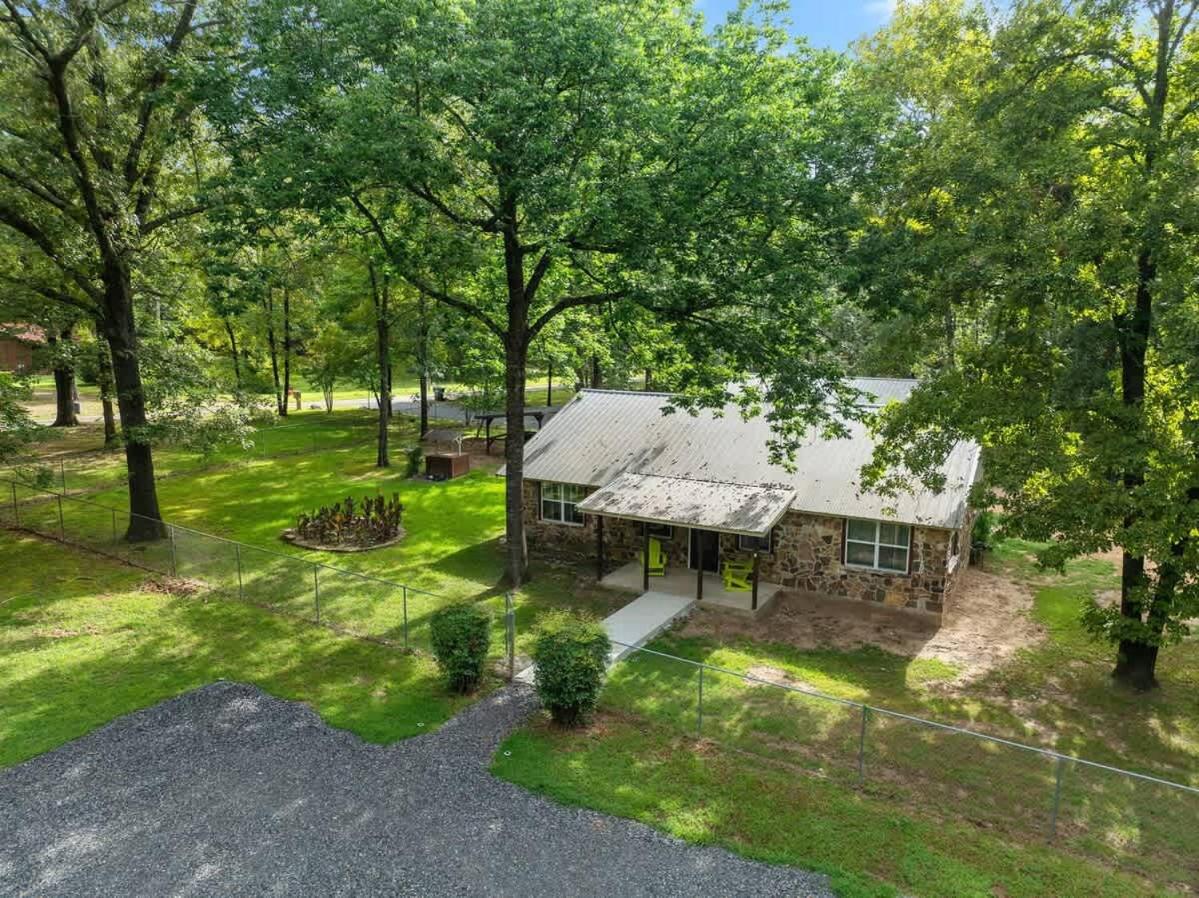 Casino Close Hot Tub-Firepit-BBQ 2-acres Sleeps 6 - Bed and Breakfast Broken Bow