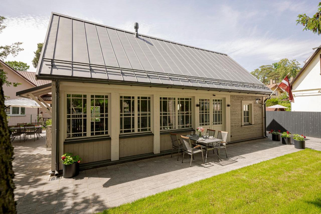 Terrace Apartment Steps from Jomas Street & Beach - B&B Jūrmala