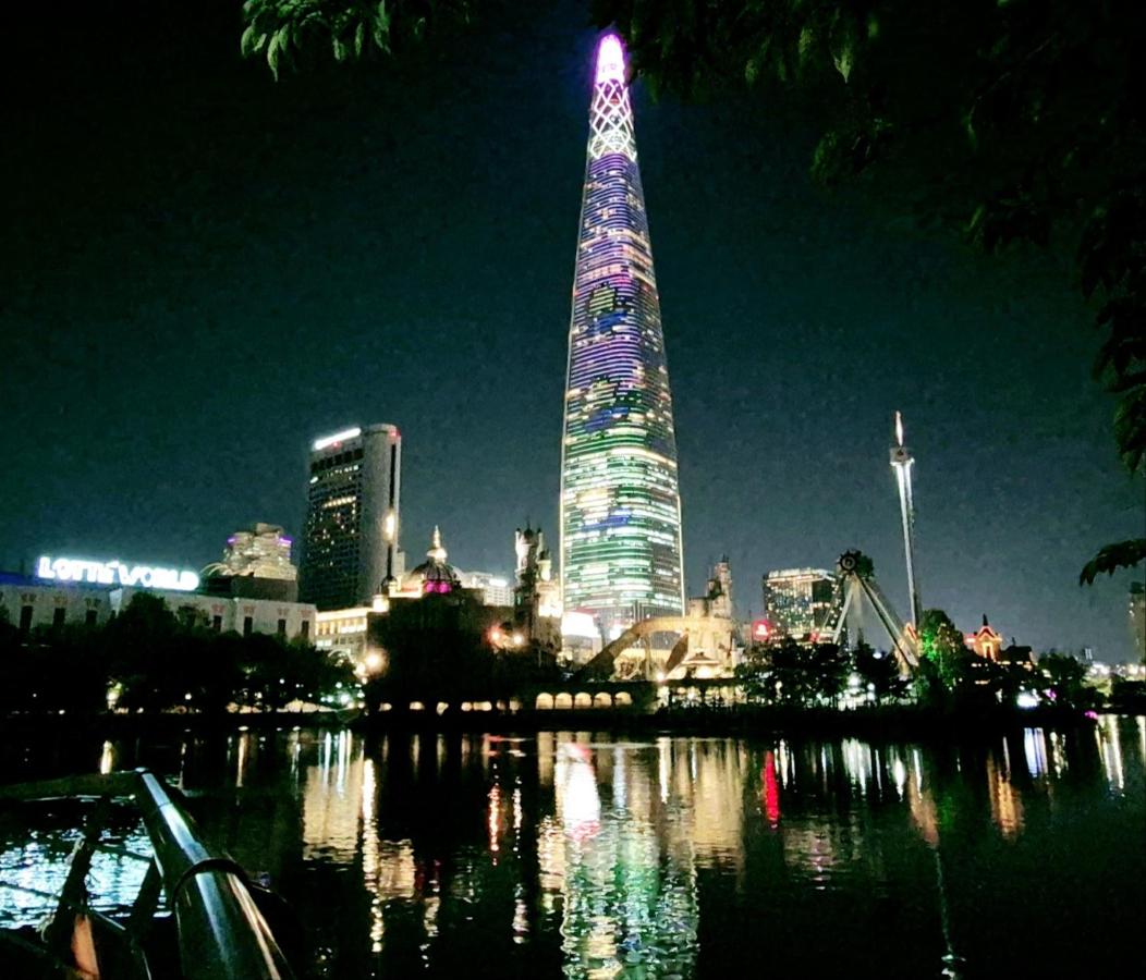 Hosuny Stay Jamsil -Spotless Comfortable Stay -Lotte World롯데월드, Seokchon Lake석촌호수, KSPODome, Seongsu, Gangnam, Family Friendly, Sleeps 5 with 3 Beds - Chambres d'hôtes Séoul