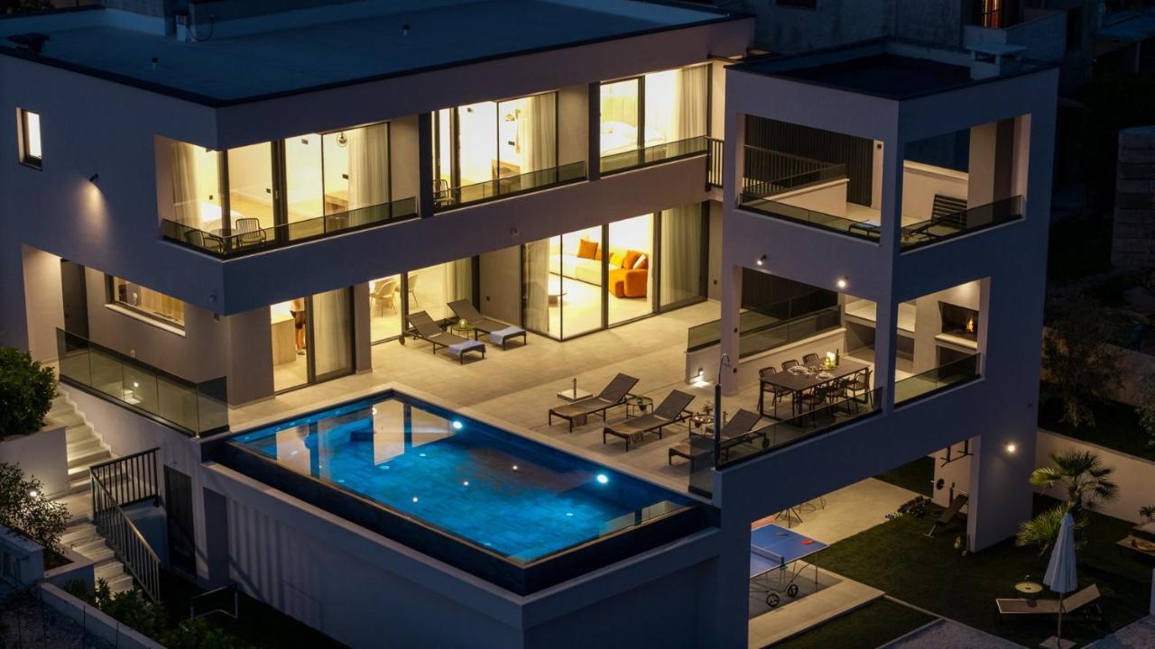Villa Pavuza Luxury 4-Bedroom Seaview Villa - Bed and Breakfast Podstrana