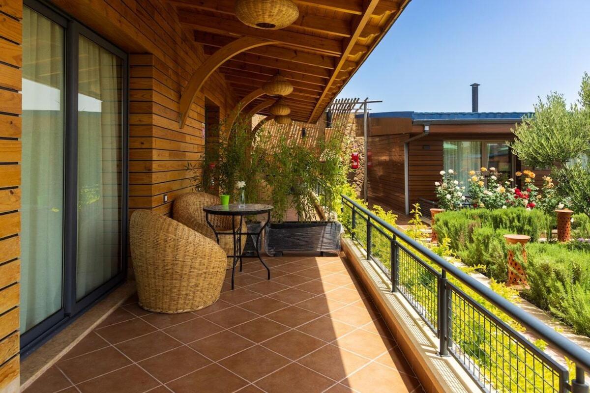 Suite con cama grande y vistas a la piscina