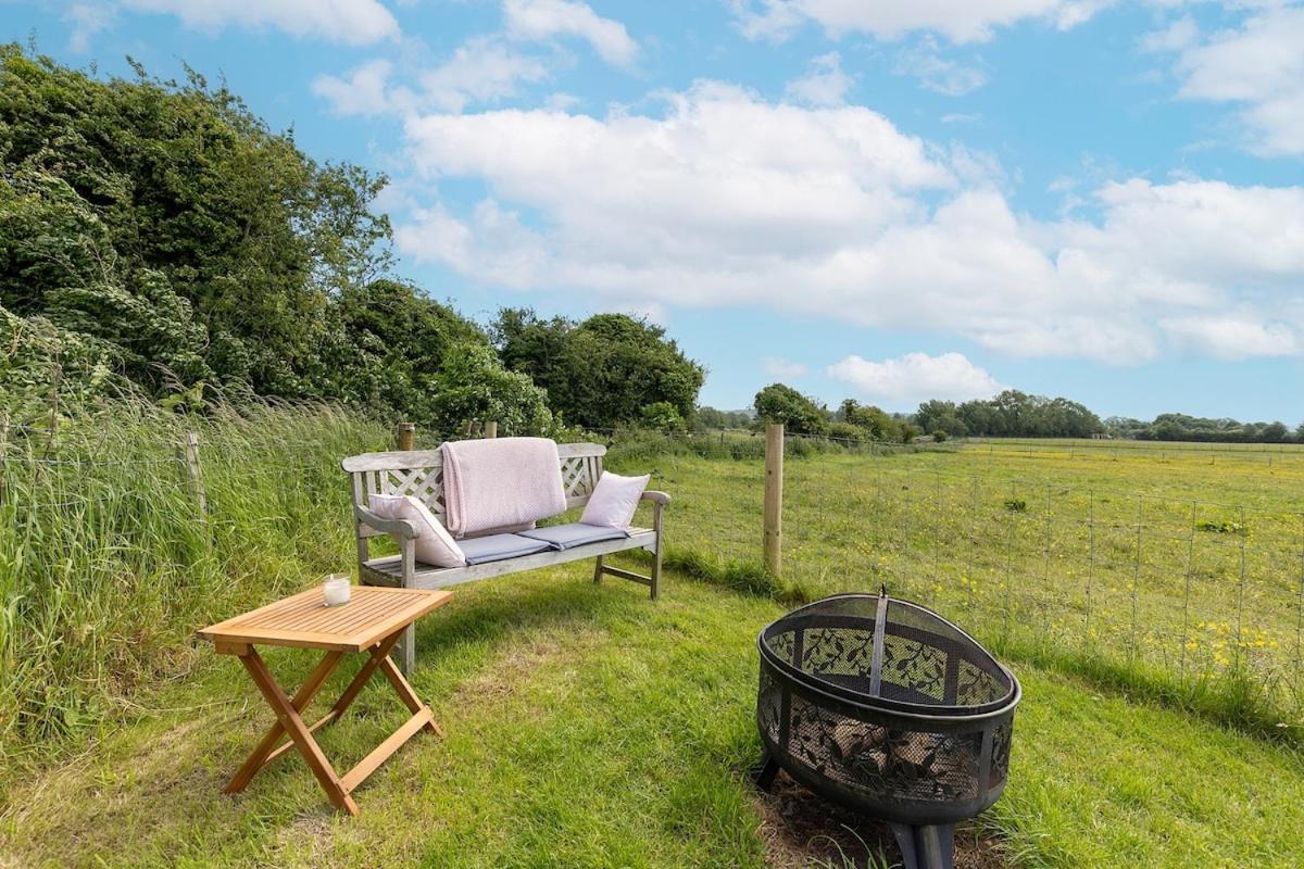 The Shepherd's Retreat Secluded and private Cosy Hut Outdoor Bath with Firepit - B&B