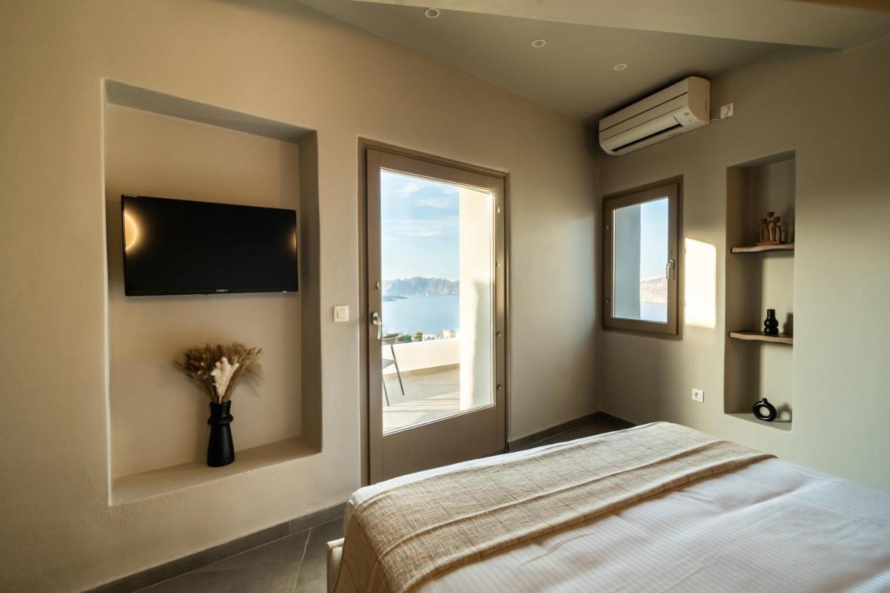 Split level Diamond Suite with Private Pool and Caldera View