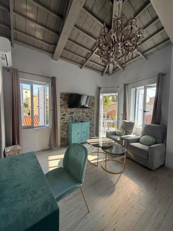 Gorgeous restored house at Platanos square - B&B
