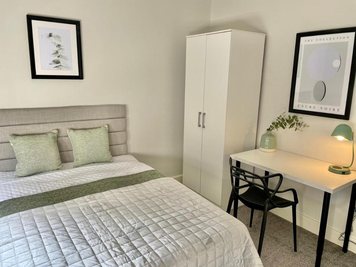 Woolton Retreat Skylights Desk Parking - B&B