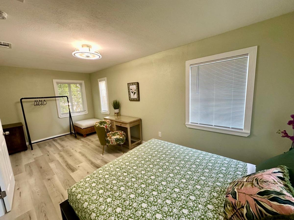 Historic District Retreat - Newly Renovated 2BR - B&B Palmetto