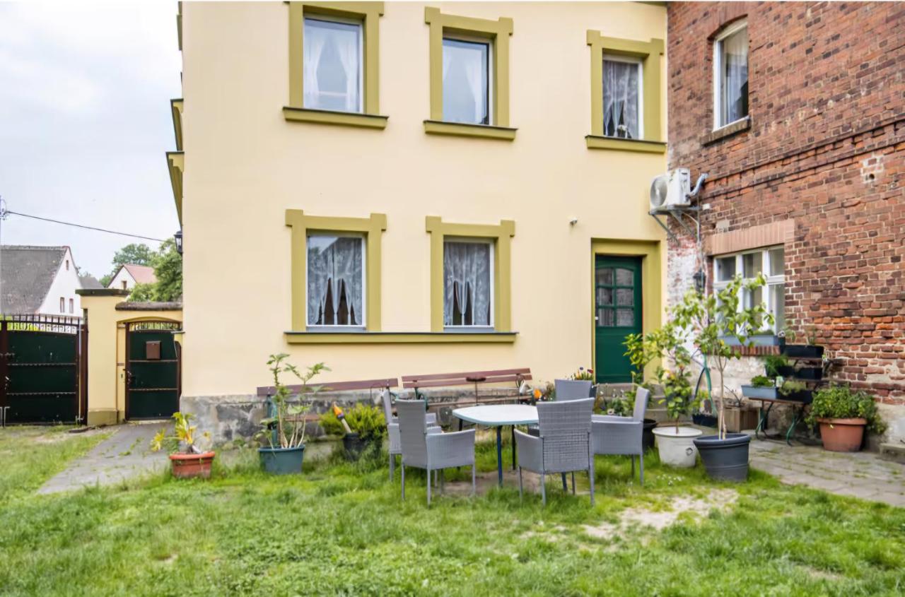 Ferienwohnung Creutzer in Leipzig Gottscheina, ideal auch für Monteure, kostenfreies, schnelles Wlan kostenfreies Parken, geräumiges Appartment mit 4 Einzelbetten, Komplettausstattung Küche, Bad mit Badewanne und Dusche Waschmaschine, Wäschetrockner - Chambres d'hôtes Gottscheina