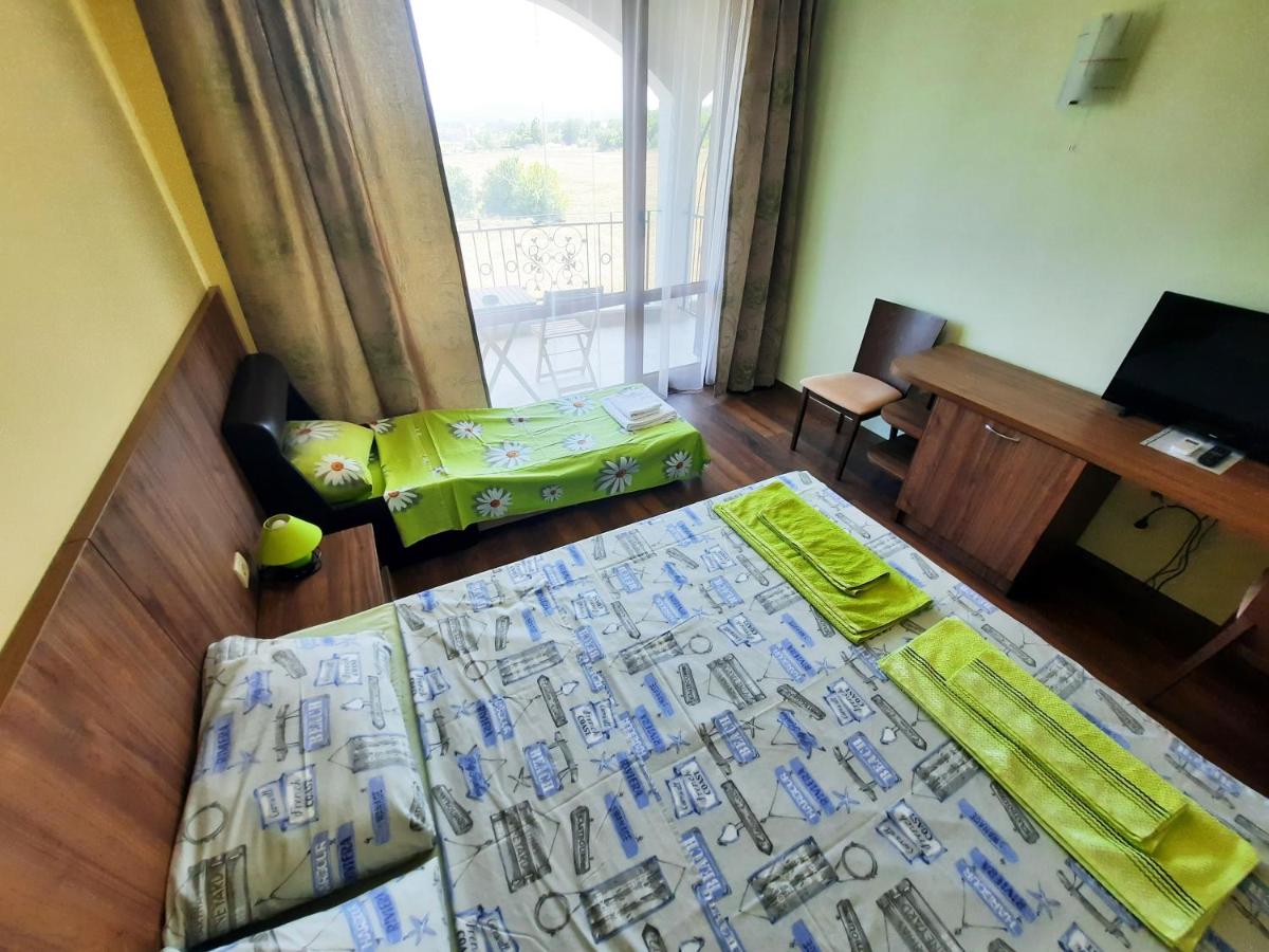 Chambre Double avec Balcon (2 Adultes + 1 Enfant)