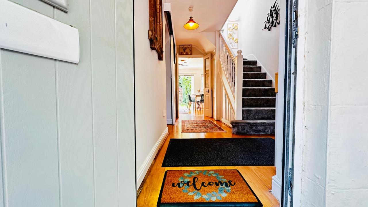 Inviting 2 Bed Guest House steps away from Ascot Racecourse 3 mins drive, 5 mins to Legoland, 12 mins to Windsor Castle Perfect for families & racegoers alike - Chambres d’hôtes Winkfield