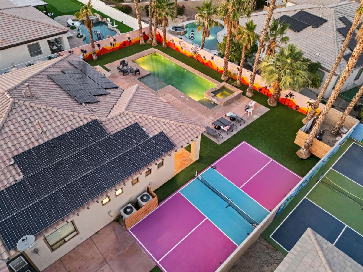 Luxurious Villa Living in Indio w Pool Spa - B&B