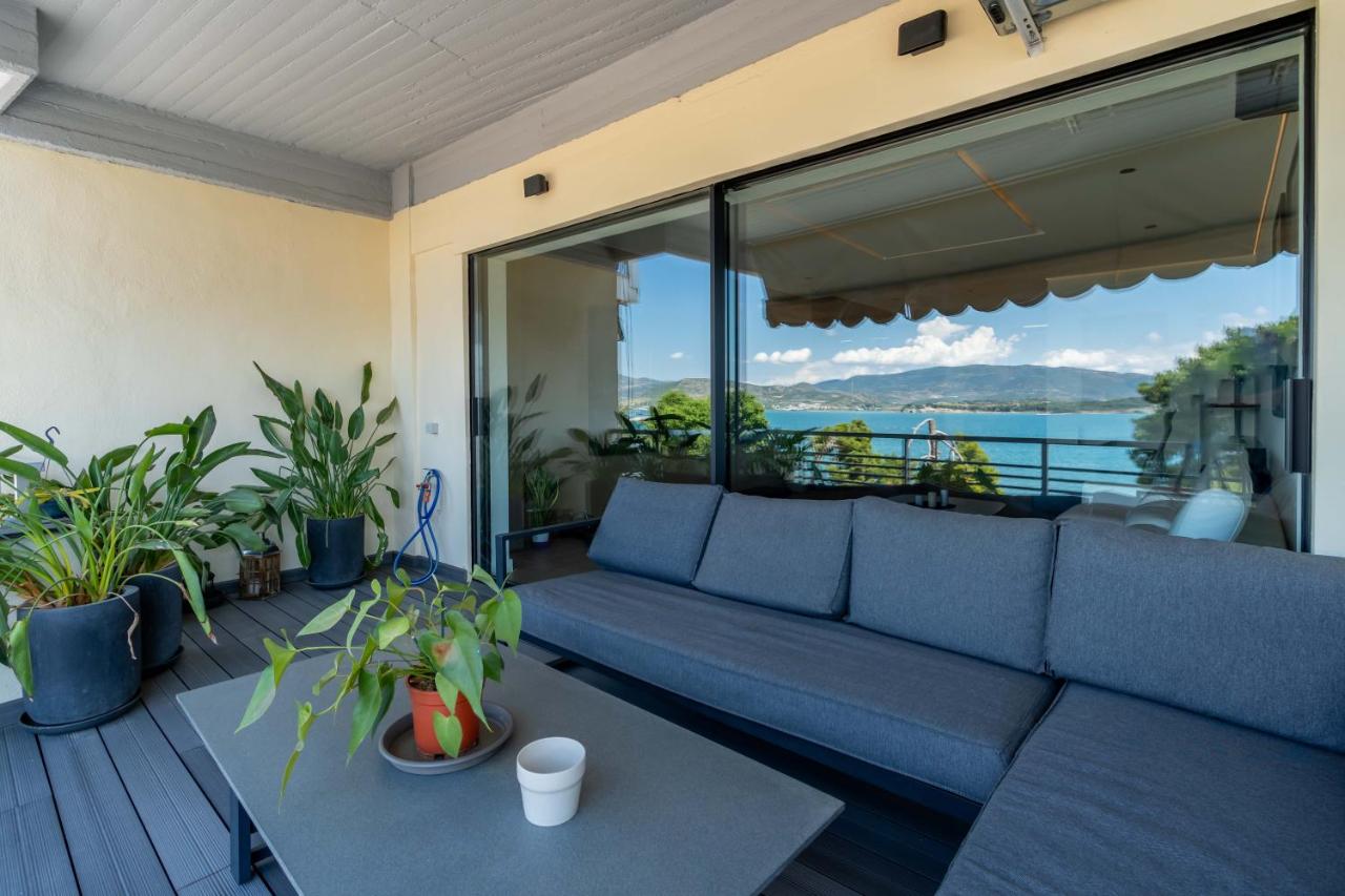 Luxury Sea View 2BR Apt - Balcony & Free Parking - B&B Volos