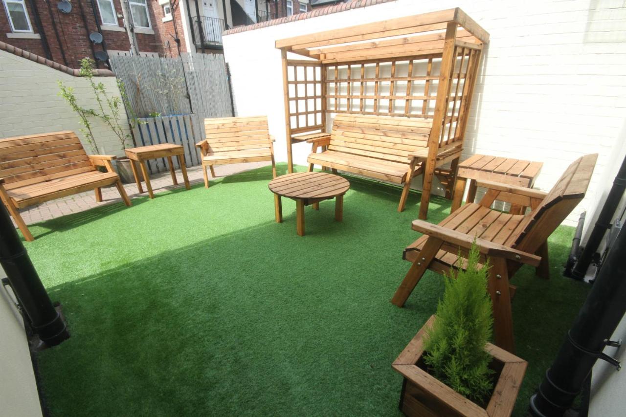 Spacious Home - 4 Bedrooms - Sleeps 9 - FREE Superfast 1GB Wi-Fi - 55" Smart TV - FREE Parking - Chambres d’hôtes Newcastle-upon-Tyne