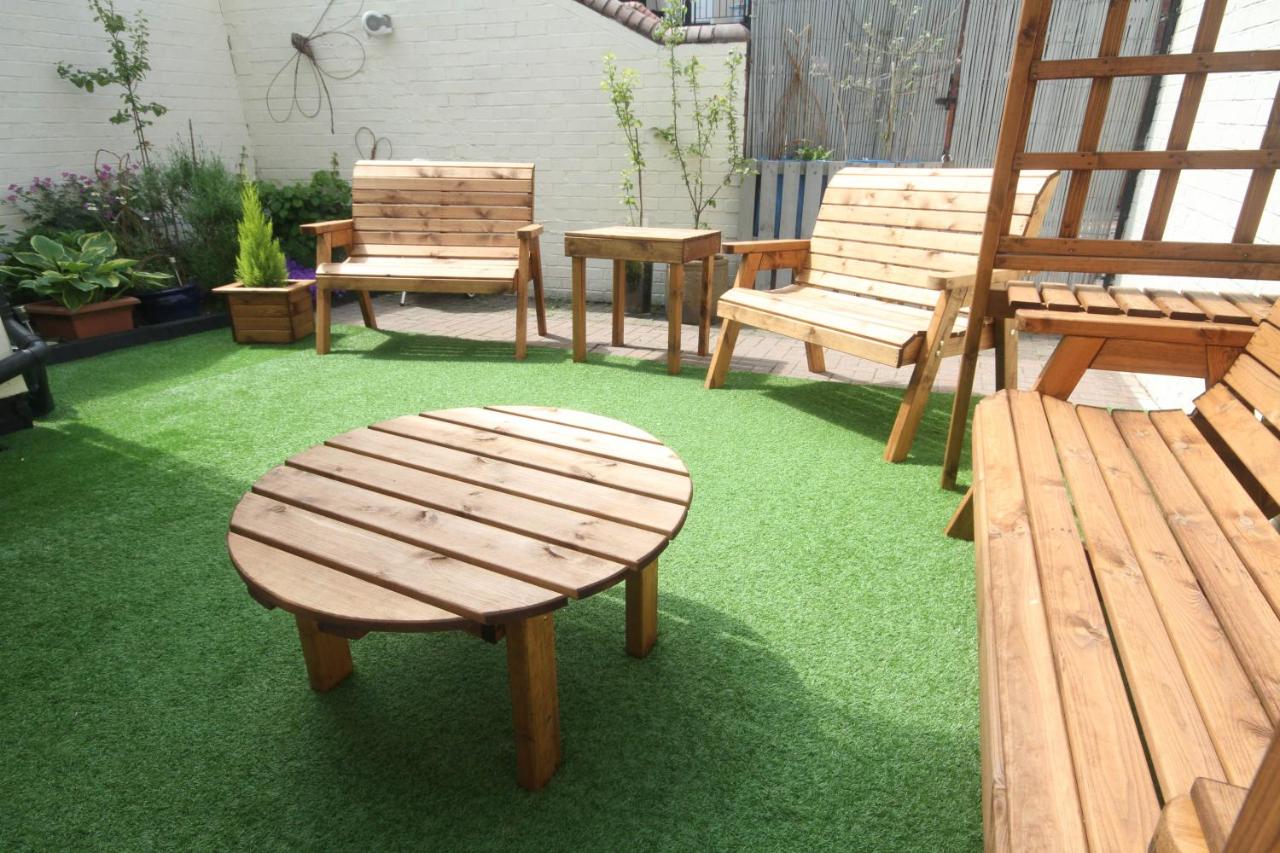 Spacious Home - 4 Bedrooms - Sleeps 9 - FREE Superfast 1GB Wi-Fi - 55" Smart TV - FREE Parking - Chambres d'hôtes Newcastle-upon-Tyne