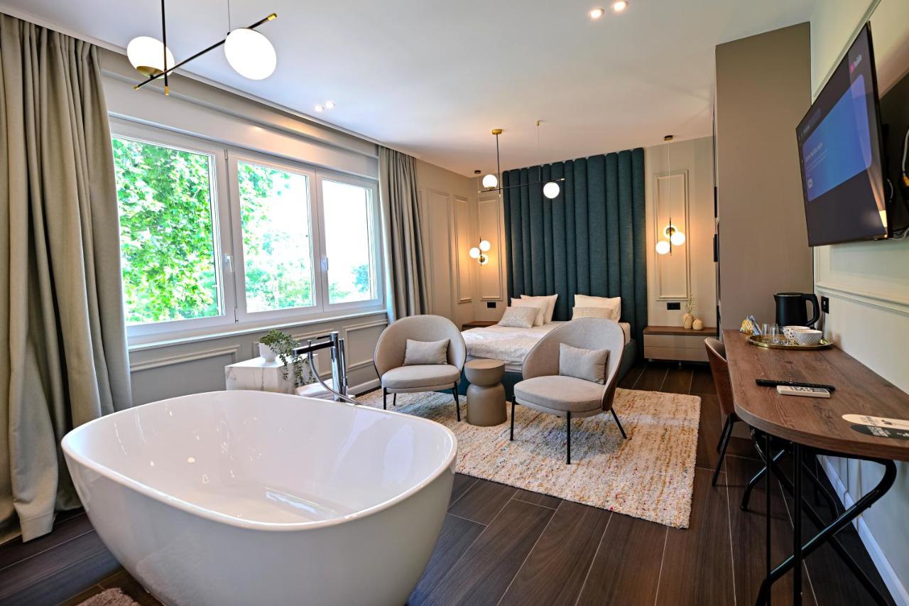 Deluxe Double Room with Side Sea View