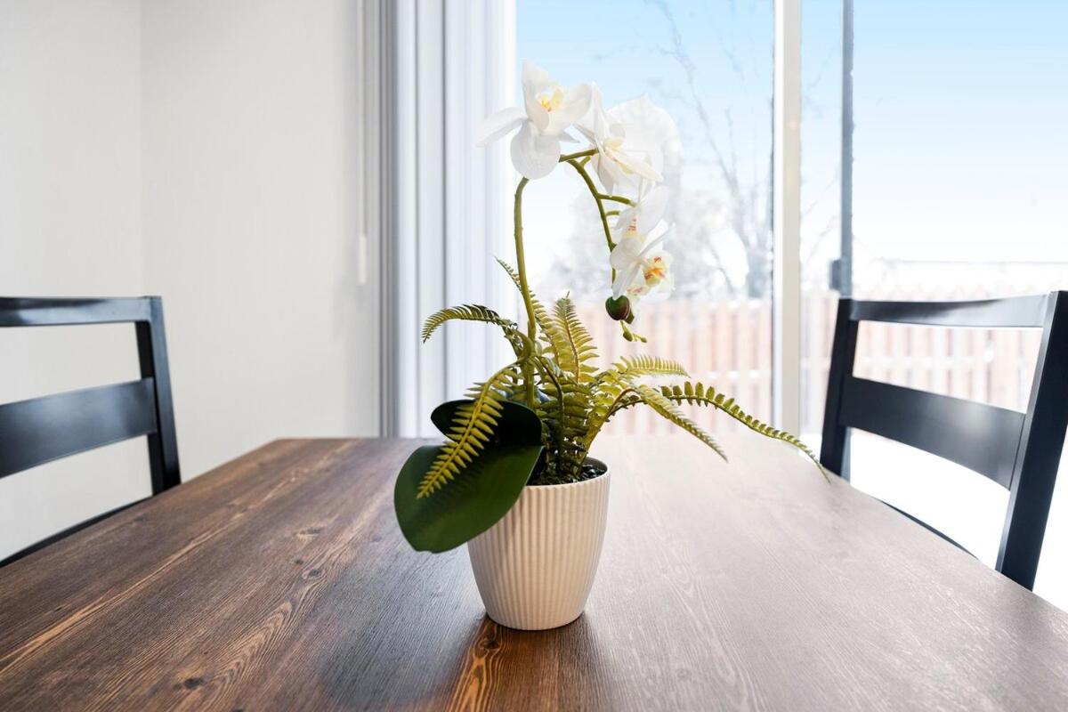 Waterfront 3BR House and Sleeps 8, Close to Canal and Family Friendly - B&B Welland