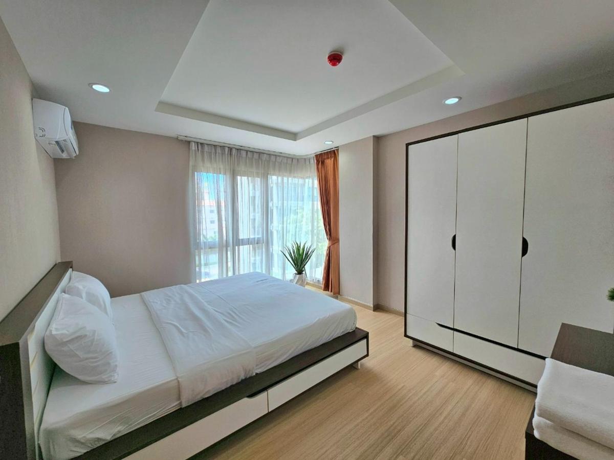 One-Bedroom Apartment with Balcony
