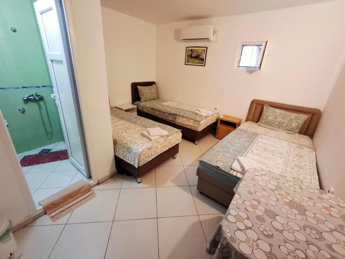 Standaard Tweepersoonskamer met 2 Aparte Bedden - Gedeelde Badkamer