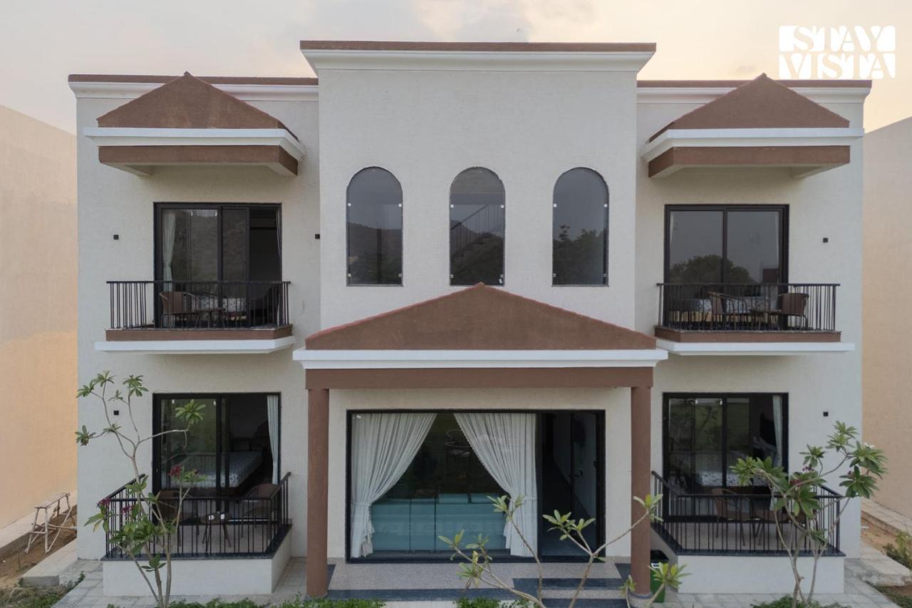 StayVista at Eleganza Villas with BBQ, Lawn, Bonfire - B&B Jaipur