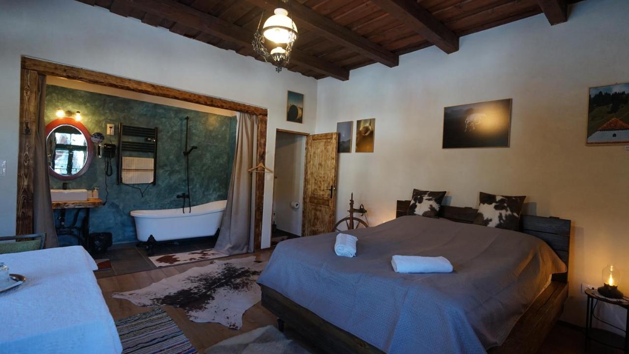 Zimmer mit Queensize-Bett und Gartenblick