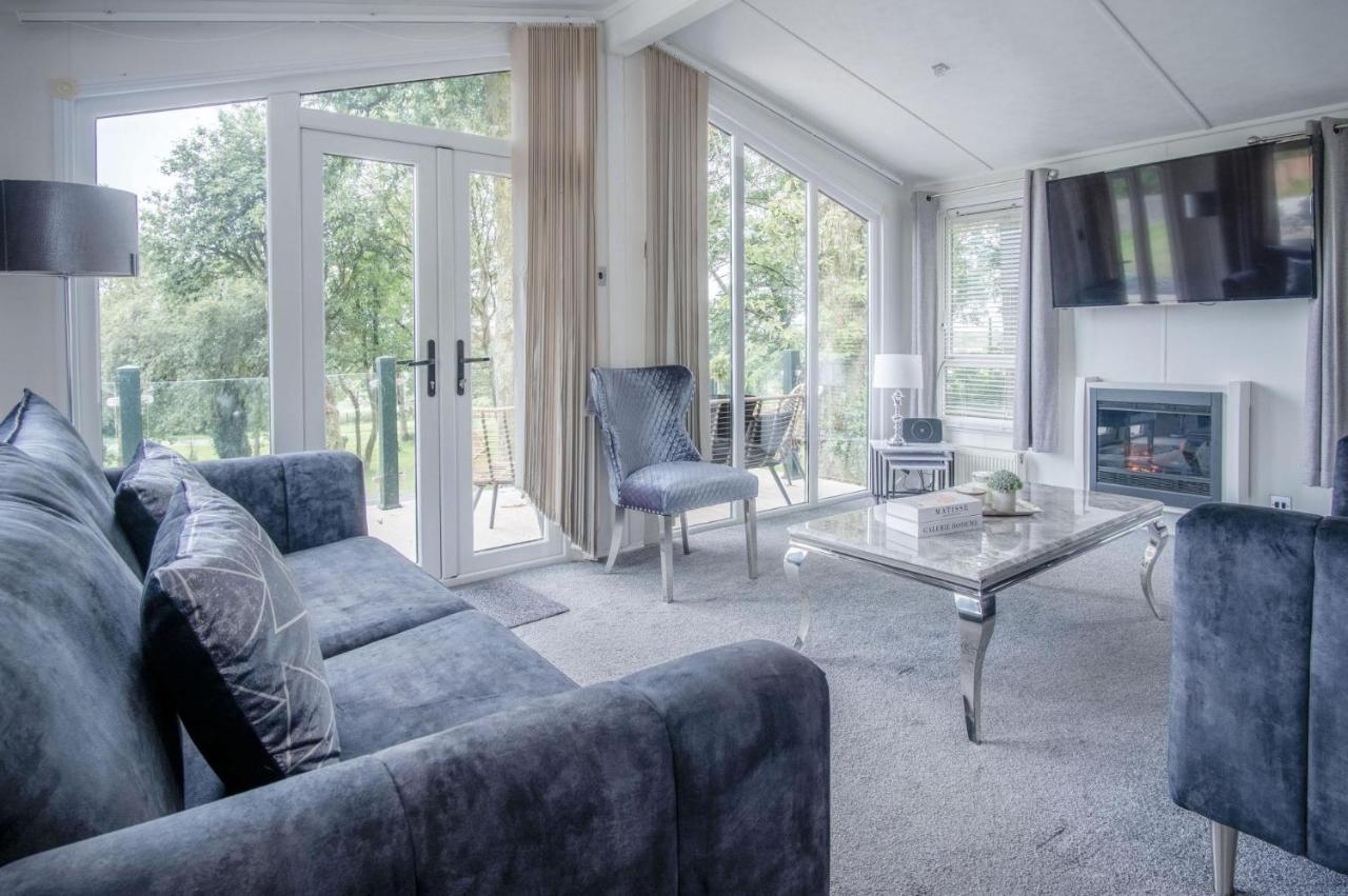 1 Manor Lodge - 3 Bedroom Lodge - Pendine - B&B