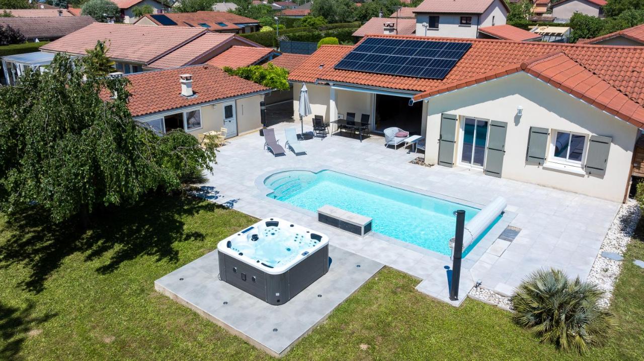 Villa avec Piscine, Jacuzzi et Sauna Privé dans les Dombes - B&B