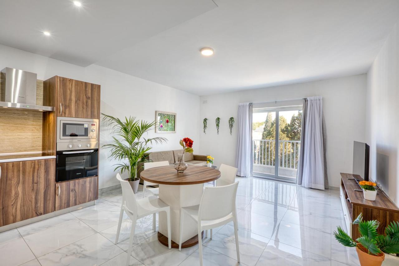 Modern Apartments W Balcony - Valletta Views - Bed and Breakfast Pietà