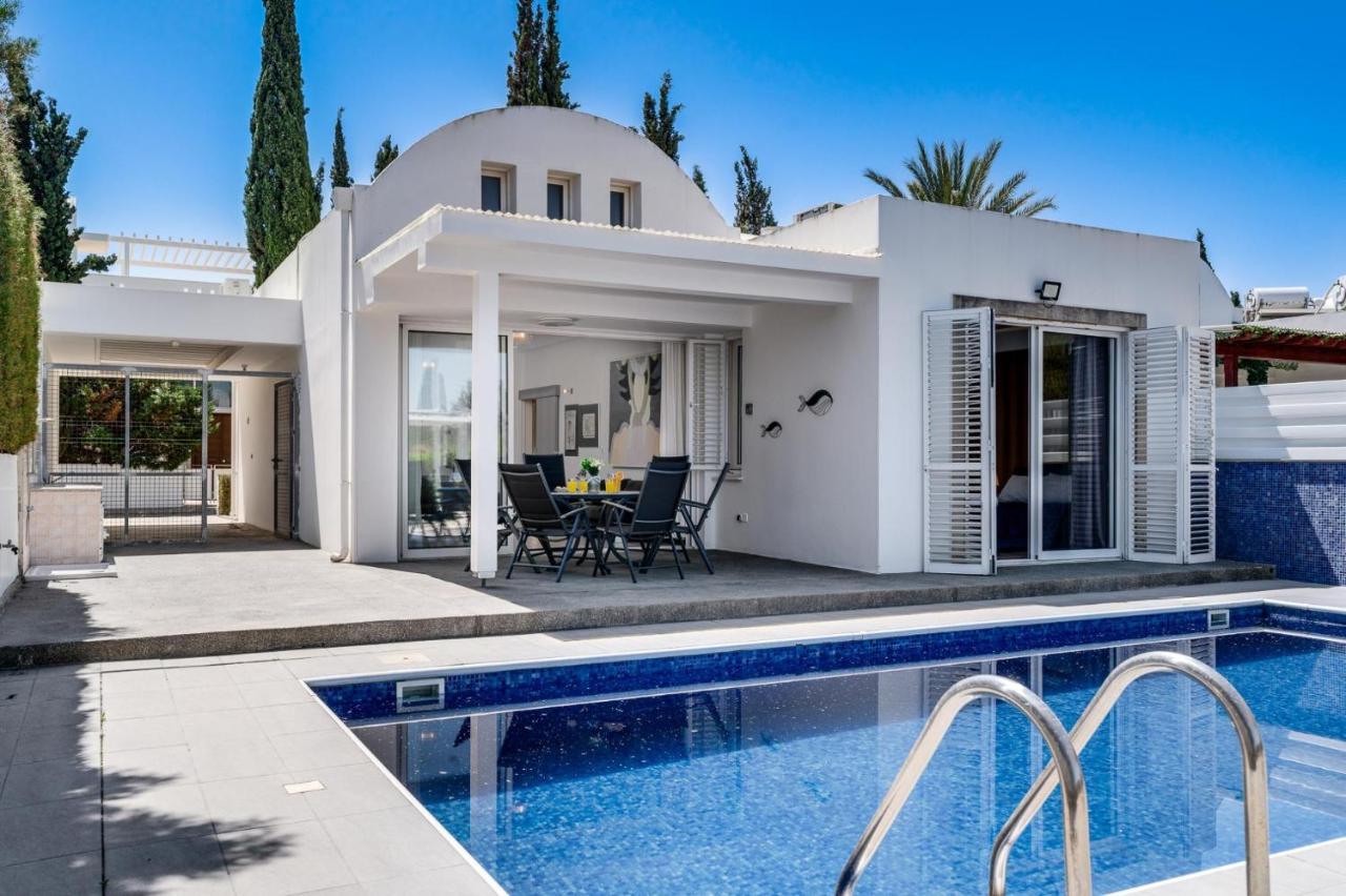 Villa Zina by Ezoria Villas - B&B Meneou