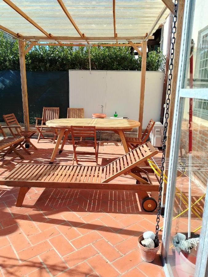 Zimmer mit Kingsize-Bett und Gartenblick.