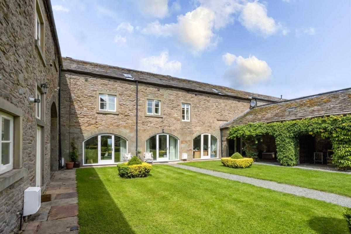 Farmhouse Feels & Peak Views - B&B