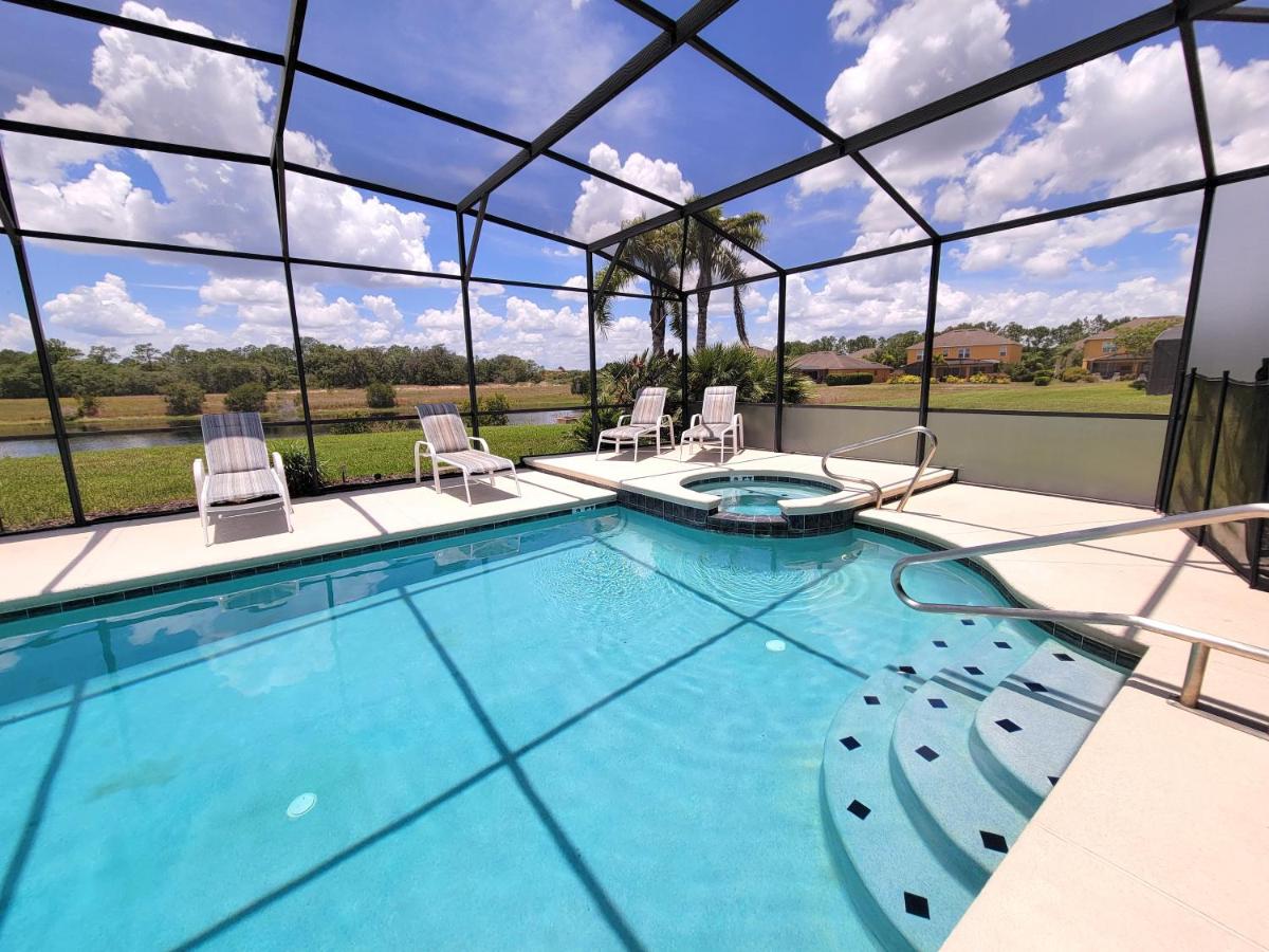 494 - Fabulous 5 Bed Villa with South West Facing pool and Spa Overlooking Water and Conservation - Chambres d'hôtes Loughman