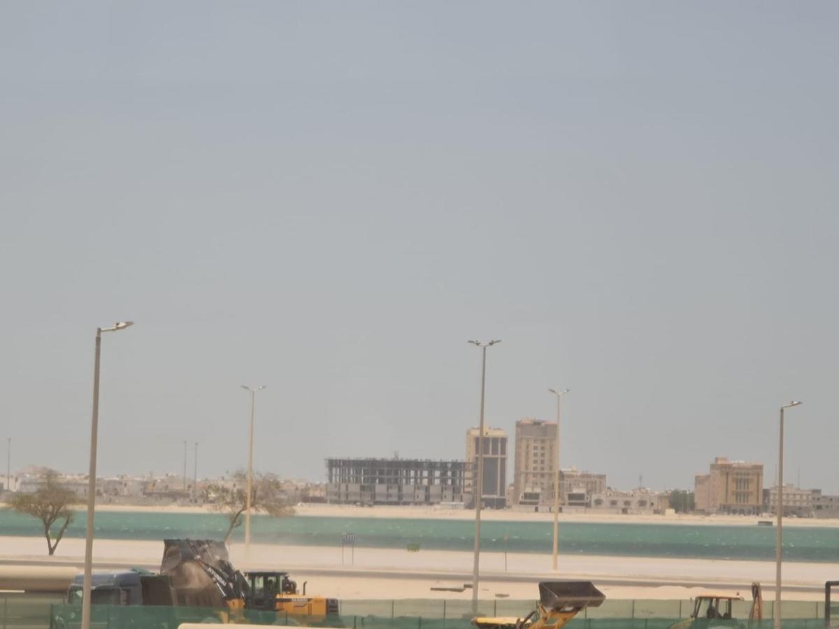 شقة عرفتين ومجلس اطلاله على بحر العزيزيهTwo-room apartment overlooking the Al-Aziziyah Sea يتوفر كذلك 3 غرف بزياده 150 ريال - Chambres d'hôtes Khobar